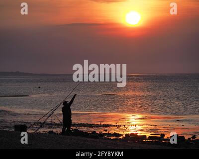 Sheerness, Kent, Großbritannien. Mai 2021. UK Wetter: Sonnenuntergang in Sheerness, Kent. Kredit: James Bell/Alamy Live Nachrichten Stockfoto