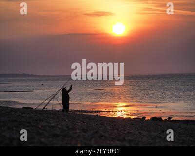 Sheerness, Kent, Großbritannien. Mai 2021. UK Wetter: Sonnenuntergang in Sheerness, Kent. Kredit: James Bell/Alamy Live Nachrichten Stockfoto