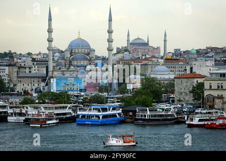 Istanbul, Istanbul, Türkei. Mai 2021. Blick auf die Hagia Sophia und die Neuen Moscheen vom Bosporus. Quelle: Serkan Senturk/ZUMA Wire/Alamy Live News Stockfoto