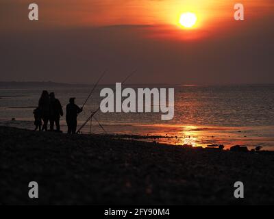 Sheerness, Kent, Großbritannien. Mai 2021. UK Wetter: Sonnenuntergang in Sheerness, Kent. Kredit: James Bell/Alamy Live Nachrichten Stockfoto