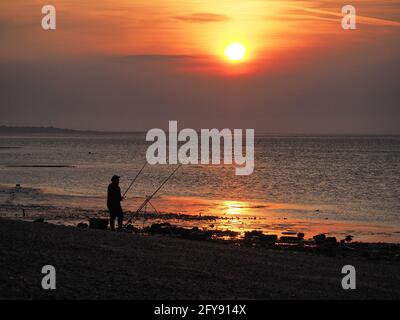 Sheerness, Kent, Großbritannien. Mai 2021. UK Wetter: Sonnenuntergang in Sheerness, Kent. Kredit: James Bell/Alamy Live Nachrichten Stockfoto