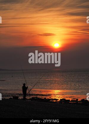 Sheerness, Kent, Großbritannien. Mai 2021. UK Wetter: Sonnenuntergang in Sheerness, Kent. Kredit: James Bell/Alamy Live Nachrichten Stockfoto