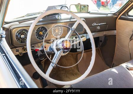 Marble Falls, Texas, USA. 10. April 2021. Interieur eines Studebaker Champions auf einer Automesse. Stockfoto