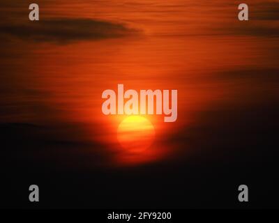 Sheerness, Kent, Großbritannien. Mai 2021. UK Wetter: Sonnenuntergang in Sheerness, Kent. Kredit: James Bell/Alamy Live Nachrichten Stockfoto