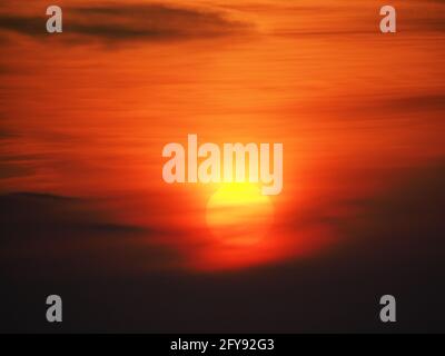 Sheerness, Kent, Großbritannien. Mai 2021. UK Wetter: Sonnenuntergang in Sheerness, Kent. Kredit: James Bell/Alamy Live Nachrichten Stockfoto