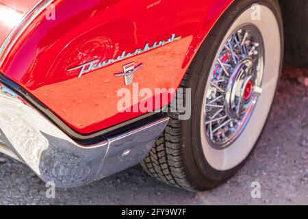Marble Falls, Texas, USA. 10. April 2021. Logo und Vorderrad auf einem Vintage Ford Thunderbird. Stockfoto