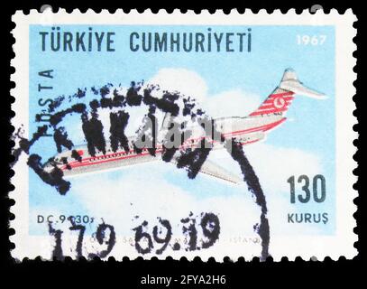 MOSKAU, RUSSLAND - 23. SEPTEMBER 2019: In der Türkei gedruckte Briefmarke zeigt Douglas DC 9-30, reguläre Airmail-Serie, um 1967 Stockfoto