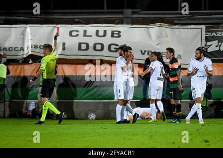 Venedig, Italien. Mai 2021. Espulsione di Pasquale Mazzocchi (Venezia) Durante Finale Playoff - Venezia FC vs AS Cittadella, Campionato di Calcio Serie BKT in Venezia, Italia, 27 maggio 2021 Credit: Independent Photo Agency/Alamy Live News Stockfoto