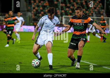 Venedig, Italien. Mai 2021. Simone Branca (Cittadella) ostacolato da Domen Crnigoj (Venezia) Durante Finale Playoff - Venezia FC vs AS Cittadella, Campionato di Calcio Serie BKT in Venezia, Italia, 27 maggio 2021 Credit: Independent Photo Agency/Alamy Live News Stockfoto