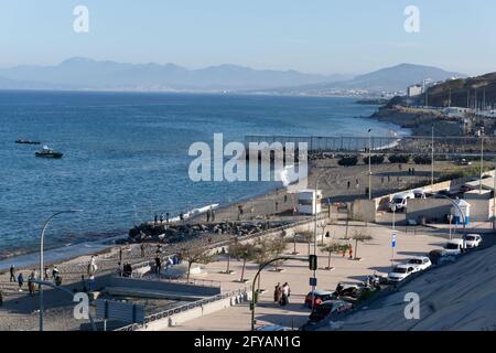 CEUTA, SPANIEN - 18. Mai 2021: Ceuta, Spanien; 18 2021. Mai: Massive Einreise marokkanischer Einwanderer an der Ceuta-Grenze mit militärischer Präsenz. Stockfoto