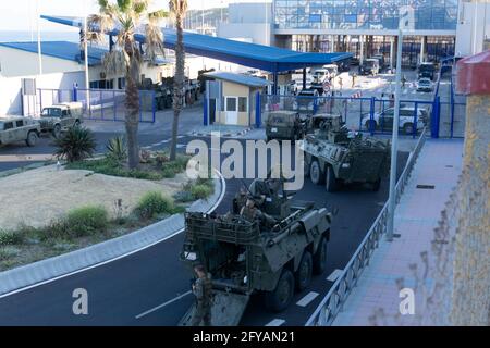 CEUTA, SPANIEN - 18. Mai 2021: Ceuta, Spanien; 18 2021. Mai: Massive Einreise marokkanischer Einwanderer an der Ceuta-Grenze mit militärischer Präsenz. Stockfoto