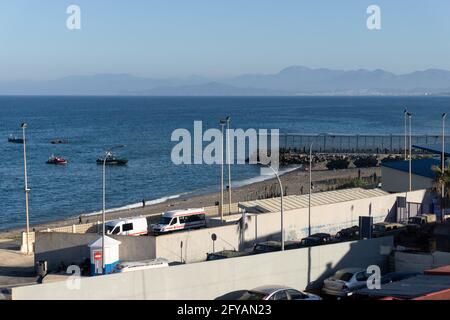 CEUTA, SPANIEN - 18. Mai 2021: Ceuta, Spanien; 18 2021. Mai: Massive Einreise marokkanischer Einwanderer an der Ceuta-Grenze mit militärischer Präsenz. Stockfoto