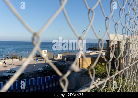 CEUTA, SPANIEN - 18. Mai 2021: Ceuta, Spanien; 18 2021. Mai: Massive Einreise marokkanischer Einwanderer an der Ceuta-Grenze mit militärischer Präsenz. Stockfoto