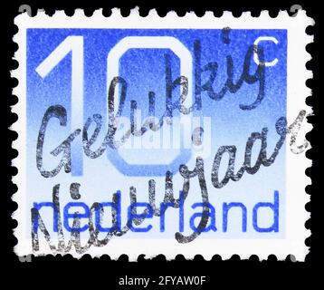 MOSKAU, RUSSLAND - 23. SEPTEMBER 2019: Die in den Niederlanden gedruckte Briefmarke zeigt eine Ziffer, Figurentyp 'Crouwel' Serie, um 1976