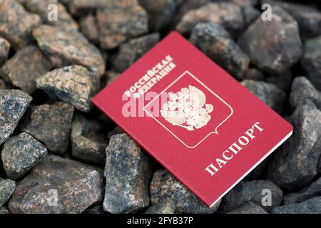 Russlands Pass ist auf den Felsen auf der Straße. Verlust des Identitätsdokuments. Hochwertige Fotos Stockfoto