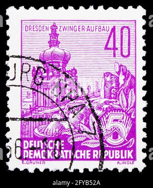 MOSKAU, RUSSLAND - 23. SEPTEMBER 2019: Briefmarke gedruckt in Deutschland, Demokratische Republik, zeigt Dresden Zwinger, Serie, um 1957 Stockfoto