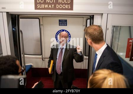 Washington, Vereinigte Staaten Von Amerika. Mai 2021. Der Senator der Vereinigten Staaten, Chris Coons (Demokrat von Delaware), spricht mit Reportern, als er in der Senate-U-Bahn in einen Zug fährt, während er am Donnerstag, dem 27. Mai 2021, im US-Kapitol in Washington, DC, abstimmen wird. Quelle: Rod Lampey/CNP/Sipa USA Quelle: SIPA USA/Alamy Live News Stockfoto