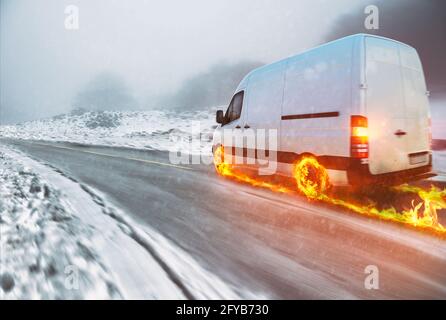 Weißer Van mit feurigen Rädern auf einer schneebedeckten Straße Stockfoto