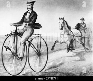 MANN AUS DEN 1860ER JAHREN, DER MIT EINEM VELOCIPEDE-FAHRRAD FÄHRT UND SICH VOR IHM ABREITET VON MANN UND STIMULATION PFERD ZUGGESCHIRR RENNEN SULKY - A720 LAN001 HARS SPORTLICHE RÄDER FAHRRÄDER TRANSPORT B&W FAHRRÄDER WAGEN SÄUGETIERE UND AUFREGUNG ERHOLUNG INNOVATION DER BESCHLEUNIGUNG ZYKLUS 1860ER GURTZEUG DIE PFEILENDEN WAGEN SULKY AHEAD FOLGTEN SCHNELLEREN SÄUGETIEREN, DIE VELOCIPEDE BLACK ZEIGTEN UND WEISSE KAUKASISCHE ETHNIE ALTMODISCH Stockfoto