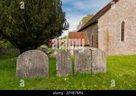 Der Eingang zur Dorfkirche St. Johannes der Täufer, Findon, West Sussex, England, Großbritannien. Stockfoto