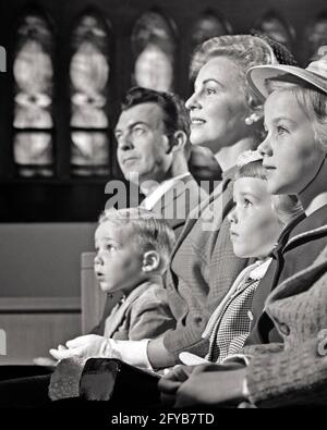 1950S 1960S VATER MUTTER DREI KINDER FROMMEN FAMILIE SITZEN IN CHURCH PEW TOGETHER - C4247 HAR001 HARS ALTE ZEIT NOSTALGIE BRUDER ALTE MODE SCHWESTER 1 JUGENDLICHE KOMMUNIKATION FRIEDEN SÖHNE FAMILIEN FREUDE LEBENSSTIL FÜNF RELIGION FRAUEN VERHEIRATET 5 SONNTAG BRÜDER EHEPARTNER EHEMÄNNER KOPIEREN RAUM HALB-LÄNGE DAMEN TÖCHTER PERSONEN INSPIRATION MÄNNER CHRISTIAN GESCHWISTER SPIRITUALITÄT SCHWESTERN VÄTER B&W PARTNER RELIGIÖSES CHRISTENTUM VÄTER LOW ANGLE GESCHWISTER STILVOLLE BABY JUNGE ZUSAMMENARBEIT JUGENDLICHE MITTLEREN ERWACHSENEN MITTLEREN ERWACHSENEN MANN MITTE ERWACHSENE FRAU MÜTTER PEW ZWEISAMKEIT FRAUEN SCHWARZ UND WEISS KAUKASISCHE ETHNIE Stockfoto