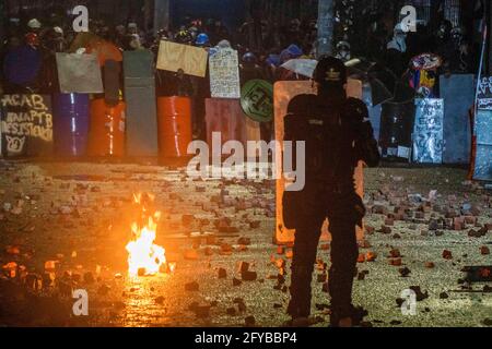 Bogota, Kolumbien. Mai 2021. Mitglieder der First Line Guard schützen sich mit Schilden von Mitgliedern der mobilen Anti-Riot-Polizei in Bogota. Dutzende von Menschen sind gestorben, seit am 28. April eine Protestwelle über Kolumbien hinweggefegt hat. Die Demonstrationen begannen am 28. April und waren zunächst gegen eine vorgeschlagene Steuerreform. Die Regierung argumentierte, dass die Reform der Schlüssel zur Abschwächung der kolumbianischen Wirtschaftskrise sei. Quelle: Daniel Garzon Herazo/ZUMA Wire/Alamy Live News Stockfoto