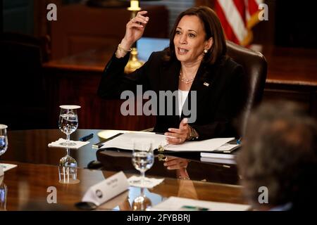 Washington, Usa. Mai 2021. US-Vizepräsidentin Kamala Harris spricht während eines Treffens im Zeremonialbüro des Vizepräsidenten in Washington, DC, USA, am Donnerstag, dem 27. Mai, 2021. Harris wird Anfang nächsten Monats nach Guatemala und Mexiko reisen, nachdem er mehr als 300Millionen zusätzliche humanitäre Hilfe für Länder des Norddreiecks, darunter Guatemala, Honduras und El Salvador, bereitgestellt hat. Fotograf: Ting Shen/Pool/Sipa USA Credit: SIPA USA/Alamy Live News Stockfoto