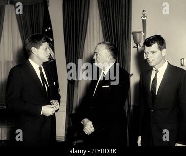 Präsident John F. Kennedy, Direktor des Federal Bureau of Investigations und Generalanwalt der Vereinigten Staaten, Robert F. Kennedy im Weißen Haus. Stockfoto