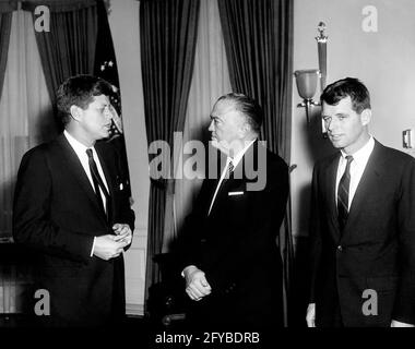 Präsident John F. Kennedy, Direktor des Federal Bureau of Investigations und Generalanwalt der Vereinigten Staaten, Robert F. Kennedy im Weißen Haus. Stockfoto