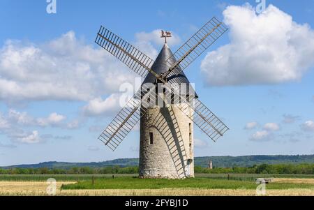 Die alte Windmühle von Largny-sur-Automne alias 'Moulin de Wallu' an einem sonnigen Tag. Früher zum Mahlen von Getreidekörnern zu Mehl, hauptsächlich Weizen. Stockfoto