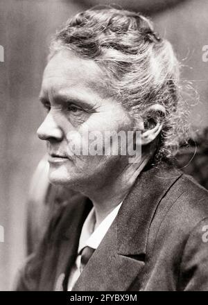 1920ER-JAHRE MARIE CURIE FRANZÖSISCHE PHYSIKERIN NOBELPREISTRÄGERIN DER 1920ER-JAHRE PORTRÄT - H9494 HAR001 HARS CHEMIKER COURAGE PREIS FORSCHER INNOVATION BERUFE ÄLTERE UNTERSTÜTZEN DEN NOBELPHYSIKER PIERRE SCHWARZ-WEISS KAUKASISCH ETHNIZITÄT HAR001 MARIE ALTMODISCH Stockfoto