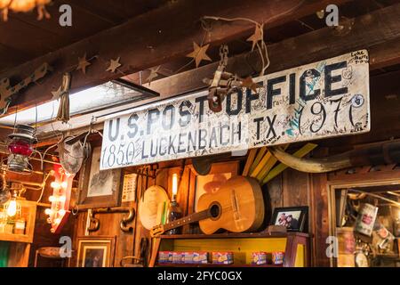 Luckenbach, Texas, USA. 13. April 2021. Postschild in einem Touristenladen in Luckenbach, Texas. Stockfoto