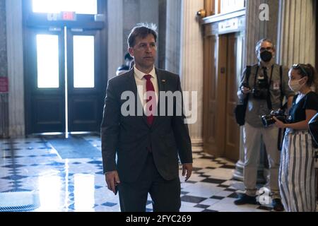 Washington, Usa. Mai 2021. Senator Ben Sasse (R-NE) geht am Donnerstag, dem 27. Mai 2021, zum Senatsausschuss, um im US-Kapitol in Washington, DC, abzustimmen. Es wird erwartet, dass die Senatoren über Infrastruktur und eine kommission am 6. Januar abstimmen werden. Foto von Sarah Silbiger/UPI Credit: UPI/Alamy Live News Stockfoto