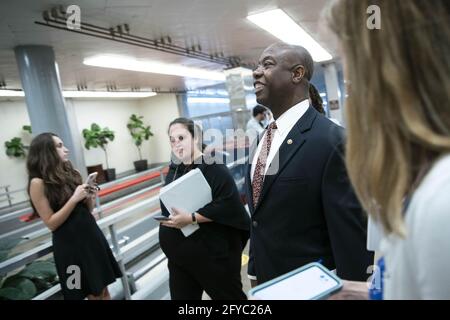 Washington, Usa. Mai 2021. Senator Tim Scott (R-SC) geht am Donnerstag, dem 27. Mai 2021, durch die Senatssubway zur Senatsebene, um im US-Kapitol in Washington, DC abzustimmen. Es wird erwartet, dass die Senatoren über Infrastruktur und eine kommission am 6. Januar abstimmen werden. Foto von Sarah Silbiger/UPI Credit: UPI/Alamy Live News Stockfoto