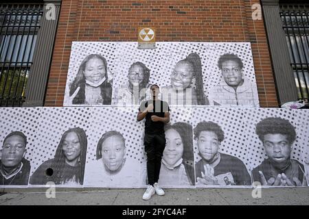 New York, USA. Mai 2021. Zachary Deshommes, 17, posiert gegen eine Wand, die mit einem Studentenportrait verziert ist, das im Rahmen des „Inside Out Project“ des französischen Künstlers JR während der Eröffnungsfeier der Brooklyn Laboratory Charter School und des XQ Institute in New York City, New York, am 27. Mai 2021, ausgestellt wurde. (Foto von Anthony Behar/Sipa USA) Quelle: SIPA USA/Alamy Live News Stockfoto