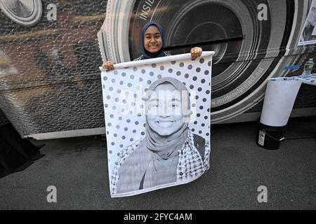 New York, USA. Mai 2021. Yasmin Chowdhury, 17, posiert mit einem großen Papierportrait von sich selbst aus dem mobilen Print-Truck der französischen Künstlerin JR „Inside Out Project“ während der Eröffnungsfeier der Brooklyn Laboratory Charter School und des XQ Institute in New York City, NY, am 27. Mai 2021. (Foto von Anthony Behar/Sipa USA) Quelle: SIPA USA/Alamy Live News Stockfoto