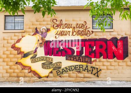 Bandera, Texas, USA. 14. April 2021. Wandbild mit einem Cowgirl an einer Wand Texas. Stockfoto