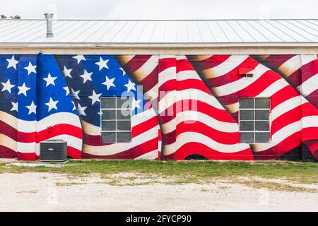 Bandera, Texas, USA. 14. April 2021. Wandbild einer amerikanischen Flagge auf einem Gebäude in Texas. Stockfoto