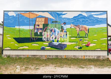 Bandera, Texas, USA. 14. April 2021. Wandbild von Ranchern auf einem Gebäude in Texas. Stockfoto