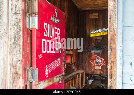 Bandera, Texas, USA. 14. April 2021. Tür des Silver Dollar Saloons im Texas Hill Country. Stockfoto