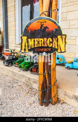 Bandera, Texas, USA. 14. April 2021. Schild vor dem American Cowboy Store in Bandera, Texas. Stockfoto