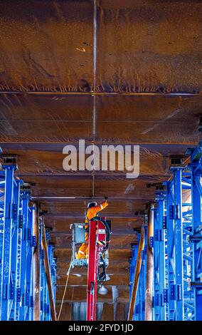 Über M8 in Glasgow wird eine neue Brücke gebaut und installiert Stockfoto