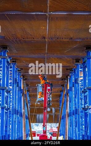 Über M8 in Glasgow wird eine neue Brücke gebaut und installiert Stockfoto
