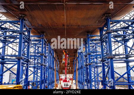 Über M8 in Glasgow wird eine neue Brücke gebaut und installiert Stockfoto