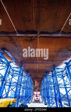 Über M8 in Glasgow wird eine neue Brücke gebaut und installiert Stockfoto