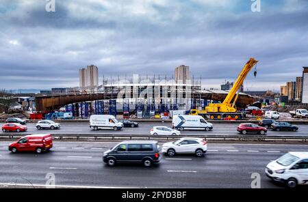 Über M8 in Glasgow wird eine neue Brücke gebaut und installiert Stockfoto