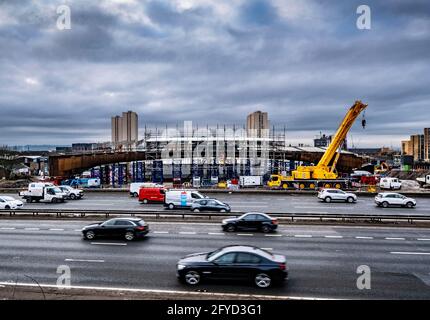 Über M8 in Glasgow wird eine neue Brücke gebaut und installiert Stockfoto