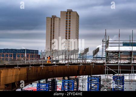 Über M8 in Glasgow wird eine neue Brücke gebaut und installiert Stockfoto