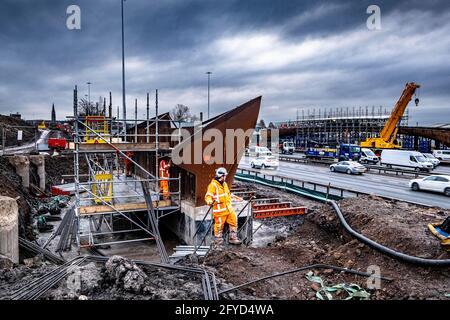 Über M8 in Glasgow wird eine neue Brücke gebaut und installiert Stockfoto