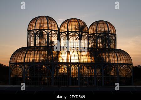 Curitiba, Brasilien. Mai 2021. Die Sonne geht im Botanischen Garten hinter dem Jugendstil-Gewächshaus unter. Der brasilianische Architekt und Stadtplaner Lerner konzentrierte sich auf die Entwicklung und Instandhaltung von Parks. Quelle: Cassiano Rosario/dpa/Alamy Live News Stockfoto